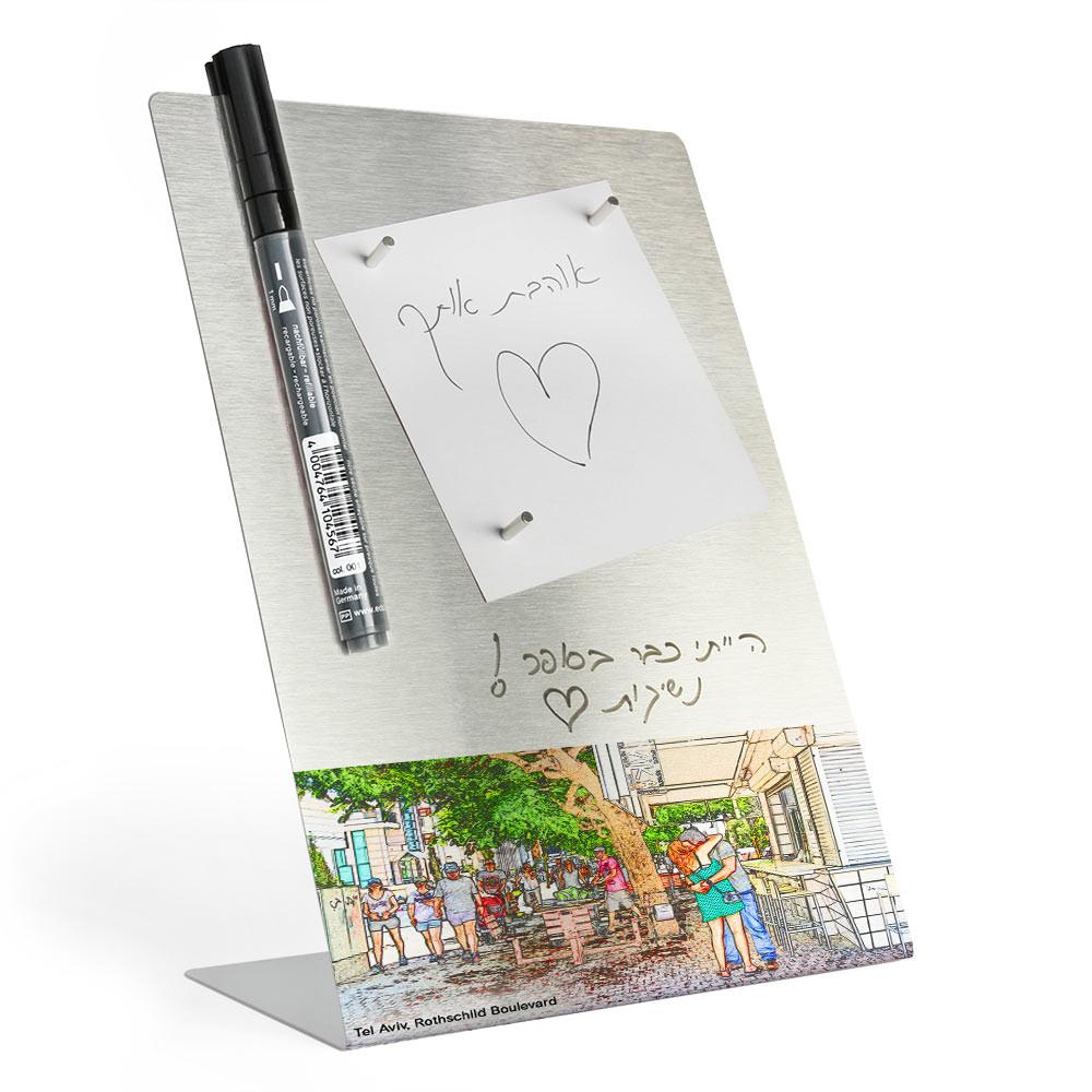 לוח מחיק שולחני - זוג מתנשק בשדרות רוטשילד תל אביב - אופק ורטמן מתנות ישראליות מקוריות