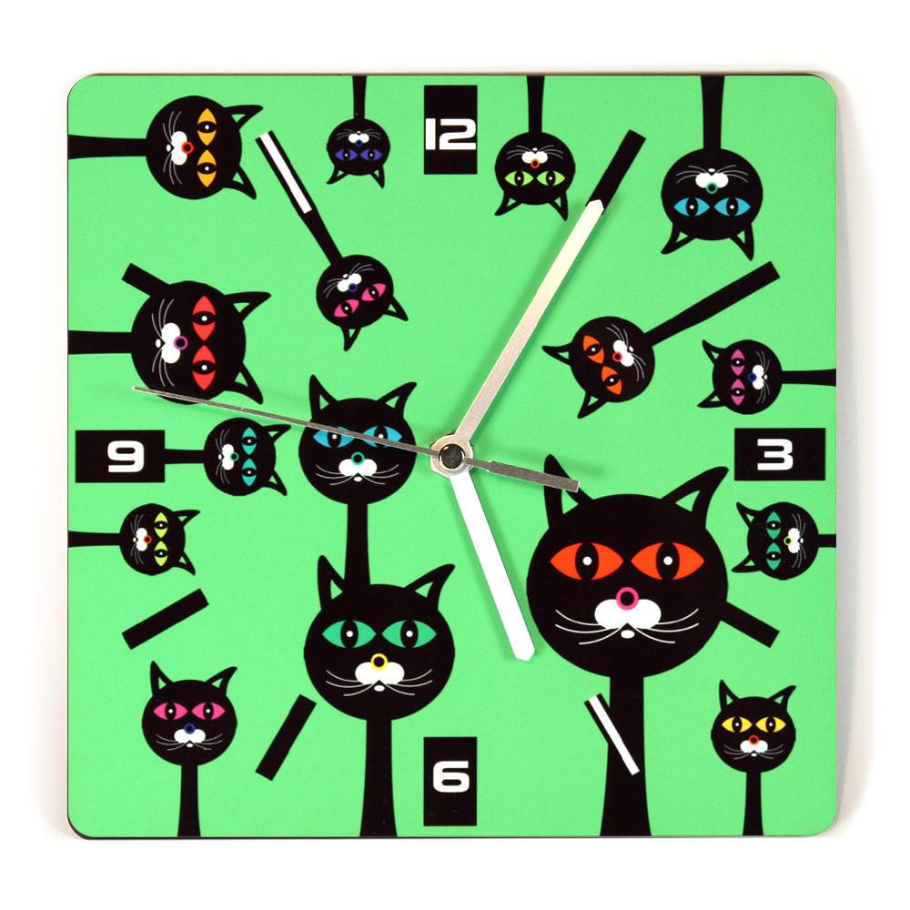 שעון קיר מעץ - חתולים רקע ירוק - אופק ורטמן 