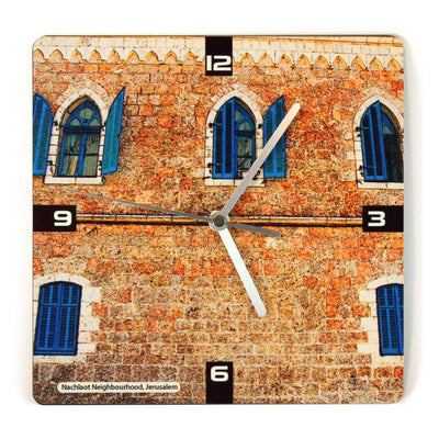 שעון קיר מעץ - בית עם חמש חלונות בשכונת נחלאות בירושלים - אופק ורטמן מתנות ישראליות מקוריות